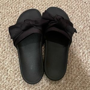 Like New! Black Slides w Bows